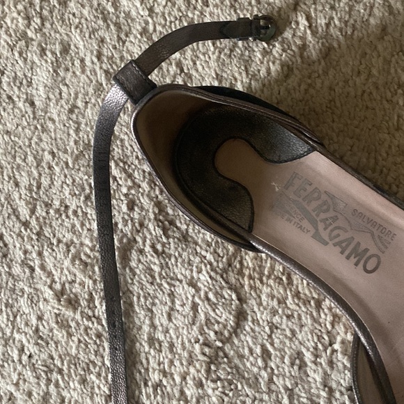 Cute bronze SALVATORE FERRAGAMO sandals. Sz 6.5 - Picture 4 of 4